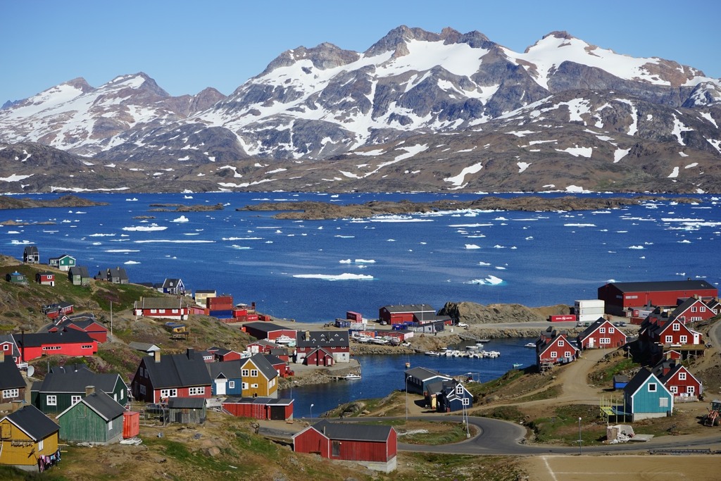 Grønlandsk naturlandskab og by (1)